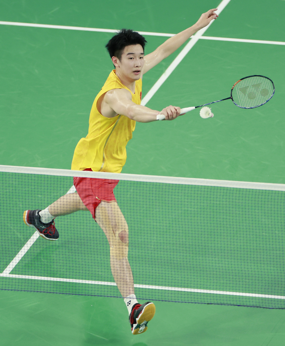 上海市民给我们送吃的,边跑边吃,很多市民给我送美食 边跑边吃 还有武汉的微笑 很市民我罗斯特美食跑步还有武汉的微笑.