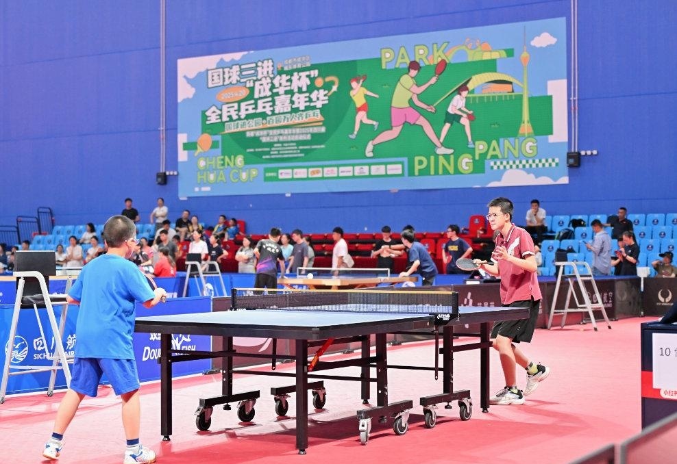 随着足球转 随着足球转